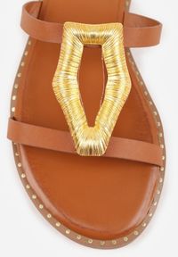 Born2be - Jasonobrązowe Klapki VICES z Dwoma Paskami i Aplikacją o Nieregularnym Kształcie Taliria. Okazja: na co dzień, na spacer. Kolor: brązowy. Materiał: prążkowany. Wzór: aplikacja. Sezon: lato. Styl: casual, klasyczny #2