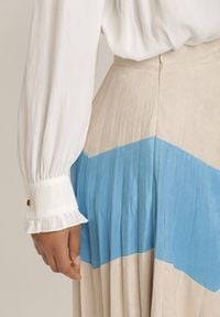 Renee - Jasnoniebieska Spódnica Borlia. Kolor: niebieski. Wzór: aplikacja #2