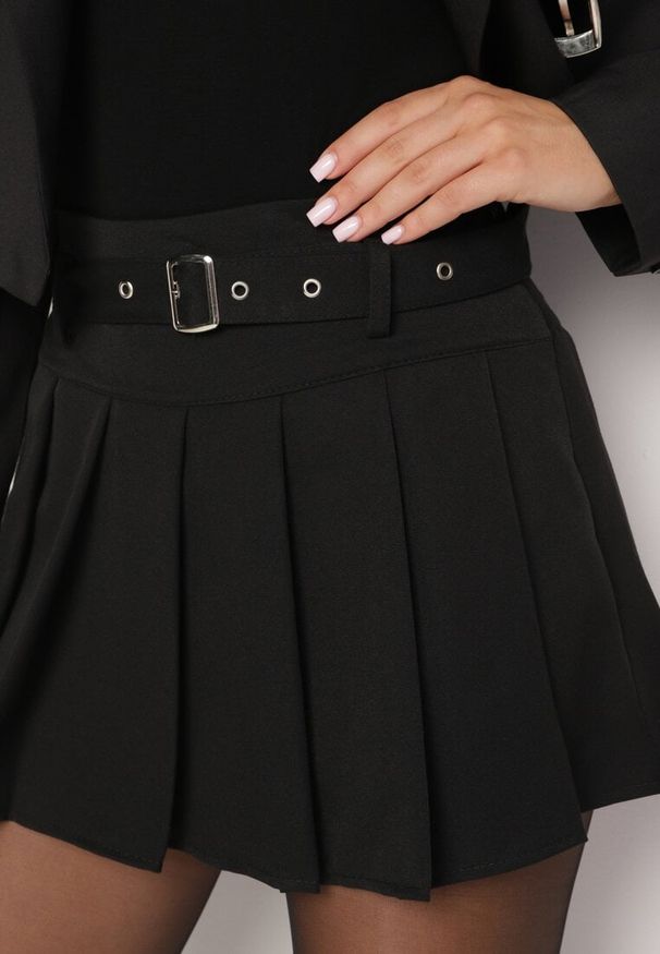Born2be - Czarne Szorty Spódnica w Stylu Preppy Plisowane z Niskim Stanem Rominita. Okazja: na co dzień. Stan: obniżony. Kolor: czarny. Styl: casual, elegancki