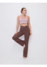 Reserved - Spodnie flare - brązowy. Kolor: brązowy. Materiał: dzianina #1