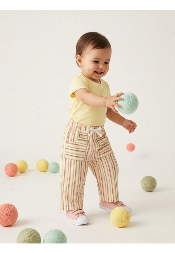 Sinsay - Spodnie tkaninowe w paski - wielobarwny. Materiał: tkanina. Wzór: paski