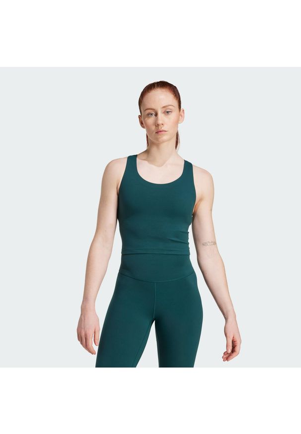Adidas - Top z wbudowanym biustonoszem o średnim wsparciu adidas All Me. Kolor: zielony. Materiał: materiał. Sport: joga i pilates