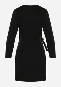 Born2be - Czarna Sukienka Kopertowa Mini Wiązana w Pasie Icona. Kolor: czarny. Typ sukienki: kopertowe. Styl: elegancki. Długość: mini #3