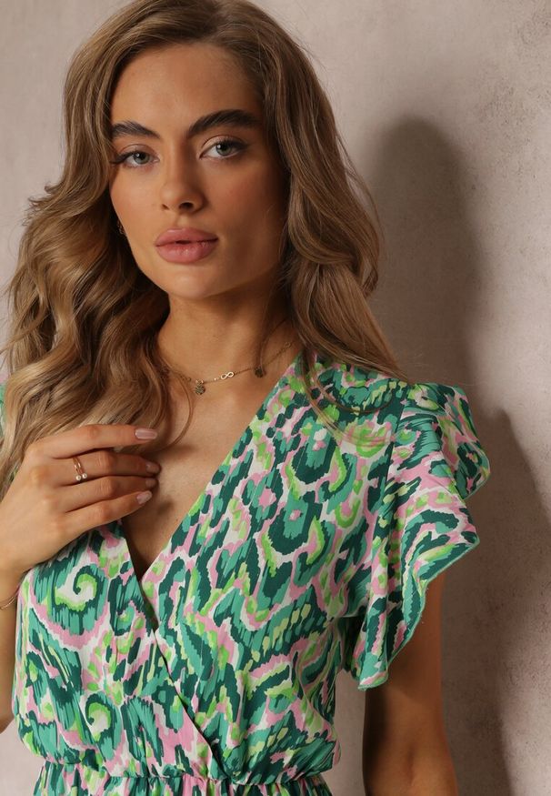 Renee - Zielona Rozkloszowana Sukienka Maxi z Kopertowym Dekoltem i Gumką w Pasie Yllia. Okazja: na co dzień. Typ kołnierza: kołnierz z falbankami. Kolor: zielony. Długość rękawa: krótki rękaw. Typ sukienki: kopertowe. Styl: casual. Długość: maxi