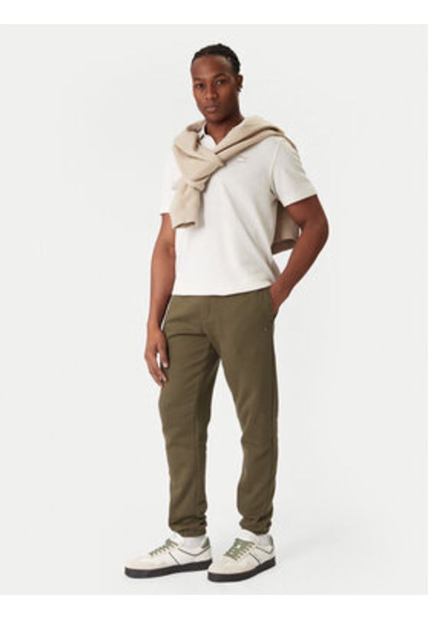 Tommy Jeans Spodnie dresowe DM0DM20473 Khaki Regular Fit. Kolor: brązowy. Materiał: bawełna