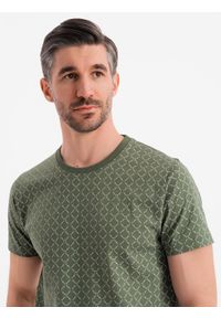 Ombre Clothing - Koszulka męska dzianinowa z nadrukiem full print – oliwkowa V2 OM-TSFP-0250 - XXL. Okazja: na co dzień. Kolor: oliwkowy. Materiał: dzianina. Długość rękawa: krótki rękaw. Długość: krótkie. Wzór: nadruk. Styl: klasyczny, casual #8