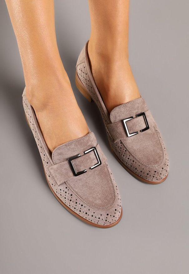 Renee - Ciemnobeżowe Mokasyny ze Skórzaną Wkładką i Aplikacją Meratheia. Okazja: na co dzień. Kolor: beżowy. Materiał: skóra. Wzór: aplikacja. Styl: klasyczny, casual, elegancki