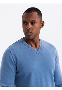 Ombre Clothing - Męski sweter washowany z dekoltem w serek - niebieski V4 - Rozmiar: XL. Typ kołnierza: dekolt w serek. Kolor: niebieski. Materiał: bawełna