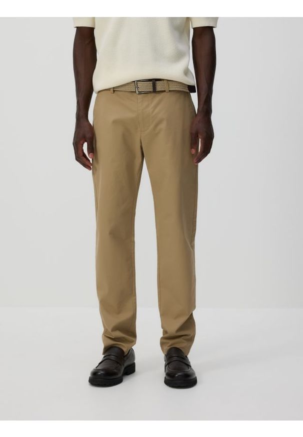 Reserved - Spodnie chino slim z paskiem - beżowy. Kolor: beżowy. Materiał: tkanina, bawełna