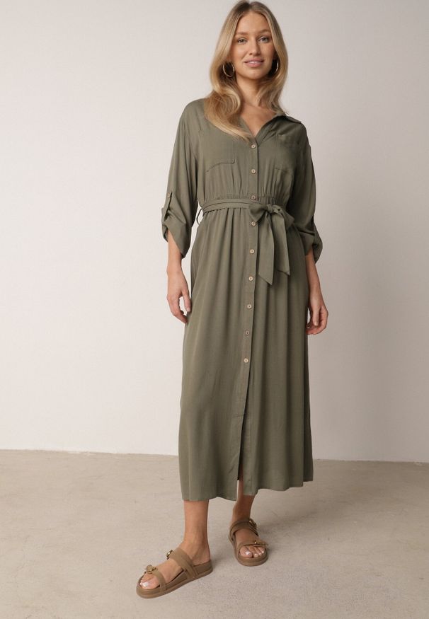 Born2be - Zielona Bawełniana Sukienka Koszulowa z Paskiem i Regulowanymi Rękawami Sadevia. Okazja: do pracy, na co dzień, na spotkanie biznesowe, na spacer. Kolor: zielony. Materiał: bawełna. Typ sukienki: koszulowe. Styl: elegancki, biznesowy, klasyczny, casual. Długość: midi