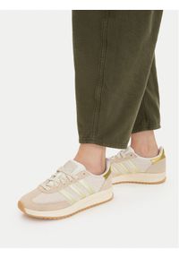 Adidas - adidas Sneakersy Run 70S 2.0 KK3393 Beżowy. Kolor: beżowy. Materiał: skóra, zamsz. Sport: bieganie #1