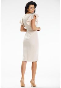 Awama - Elegancka sukienka ołówkowa dekolt V i falbanki na ramionach beż. Okazja: na ślub cywilny, na imprezę, na wesele. Typ kołnierza: kołnierz z falbankami. Kolor: beżowy. Typ sukienki: ołówkowe. Styl: elegancki #4