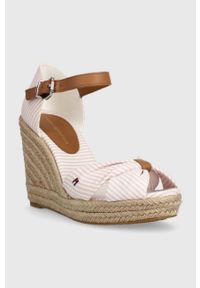 TOMMY HILFIGER - Tommy Hilfiger sandały BASIC SEERSUCKER HIGH WEDGE damskie kolor różowy na koturnie FW0FW07160. Zapięcie: klamry. Kolor: różowy. Materiał: guma. Obcas: na koturnie #3