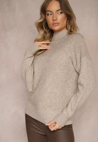 Renee - Ciemnobeżowy Golf Sweter z Tłoczeniem i Ściągaczami Melovira. Okazja: na spotkanie biznesowe, na co dzień. Typ kołnierza: golf. Kolor: beżowy. Materiał: jeans. Wzór: aplikacja. Styl: klasyczny, biznesowy, casual, elegancki
