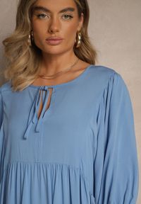 Renee - Niebieska Wiskozowa Sukienka o Rozkloszowanym Kroju Wiązana przy Dekolcie Tilvessa. Okazja: na co dzień. Kolor: niebieski. Materiał: wiskoza. Typ sukienki: proste, rozkloszowane. Styl: casual #4