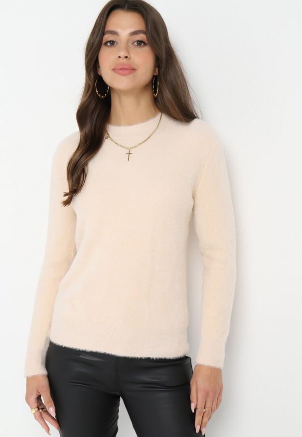 Born2be - Beżowy Puchaty Sweter Wełniany Helmintts. Kolor: beżowy. Materiał: wełna. Długość rękawa: długi rękaw. Długość: długie