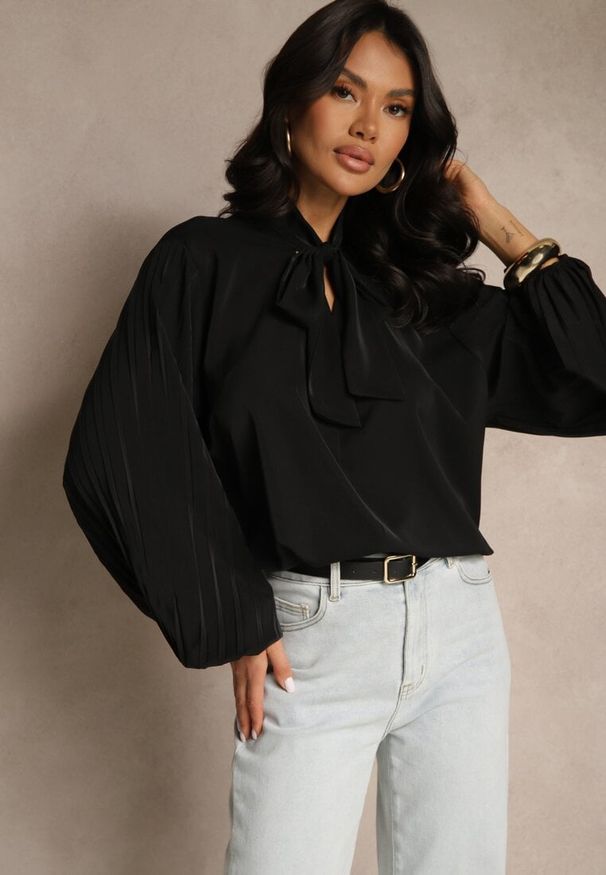 Renee - Czarna Bluzka Ozdobiona Wiązaniem i Plisowanymi Rękawami Jenowena. Okazja: na co dzień. Kolor: czarny. Materiał: jeans. Wzór: aplikacja. Styl: casual, elegancki