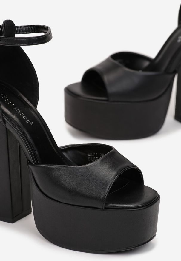 Renee - Czarne Sandały na Wysokim Słupku i Platformie Silis. Nosek buta: otwarty. Zapięcie: sprzączka. Kolor: czarny. Materiał: lakier. Wzór: jednolity. Obcas: na platformie. Styl: elegancki