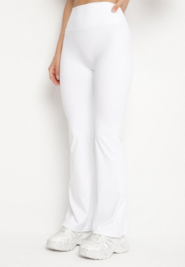 Born2be - Biały Komplet Sportowy Koszulka ze Sznurowaniem i Spodnie Lumarelle. Kolor: biały