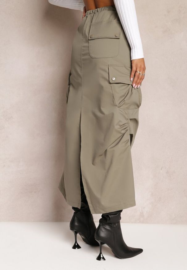 Renee - Ciemnozielona Marszczona Spódnica Midi w Stylu Cargo z Gumką w Talii Gacieam. Okazja: na imprezę, na co dzień. Kolor: zielony. Materiał: tkanina. Styl: casual, elegancki