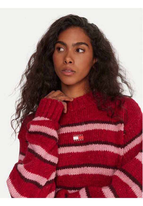 Tommy Jeans Sweter Badge DW0DW21679 Czerwony Relaxed Fit. Kolor: czerwony. Materiał: syntetyk