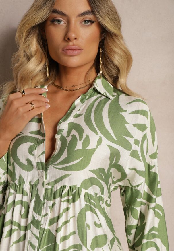 Renee - Zielona Rozkloszowana Sukienka w Kroju Szmizjerki z Zapięciem na Guziki i Falbanką Kelloena. Kolor: zielony. Materiał: tkanina. Sezon: lato. Typ sukienki: szmizjerki