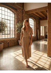 Sinsay - Sukienka midi z paskiem z modalem - beżowy. Kolor: beżowy. Długość: midi #1