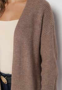 Born2be - Brązowy Klasyczny Długi Kardigan Niezapinany ze Ściągaczami przy Rękawach Arstel. Okazja: na co dzień, do pracy. Kolor: beżowy. Materiał: jeans. Długość: długie. Styl: klasyczny #4