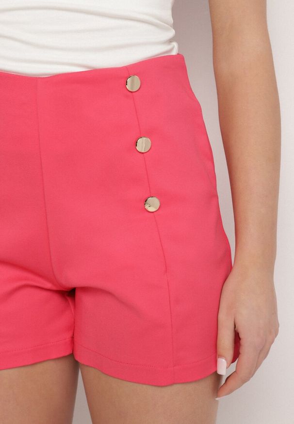 Born2be - Fuksjowe Szorty z Bawełny z Wysokim Stanem i Ozdobnymi Guzikami Sepirene. Okazja: na co dzień. Stan: podwyższony. Kolor: różowy. Materiał: bawełna. Sezon: wiosna, lato. Styl: casual, klasyczny, elegancki