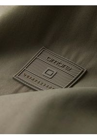 Ombre Clothing - Lekka męska kurtka z kieszeniami i wysokim kołnierzem – khaki V3. Okazja: na co dzień. Typ kołnierza: kołnierzyk stójkowy. Kolor: brązowy. Materiał: syntetyk, materiał. Wzór: aplikacja. Styl: klasyczny, casual #3