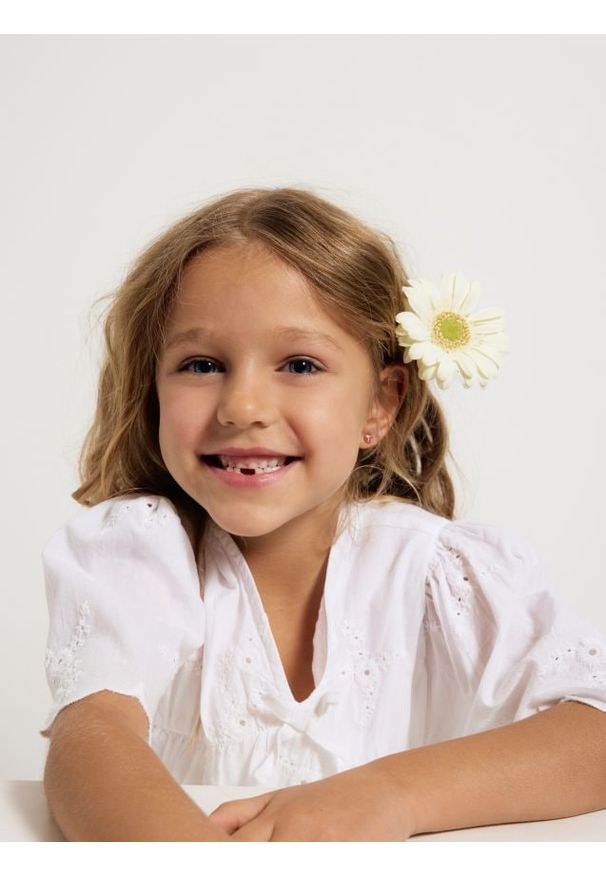 Reserved - Bawełniana sukienka z haftem - biały. Kolor: biały. Materiał: bawełna. Wzór: haft