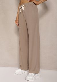 Renee - Ciemnobeżowe Spodnie Dresowe o Prostym Kroju z Gumką w Pasie Miritia. Okazja: na co dzień. Kolor: beżowy. Materiał: dresówka. Styl: casual #3