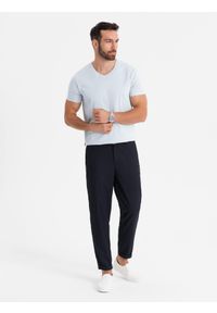 Ombre Clothing - Klasyczna męska bawełniana koszulka z dekoltem w serek BASIC – jasnoszara V23. Typ kołnierza: dekolt w serek. Kolor: szary. Materiał: bawełna. Styl: klasyczny #2