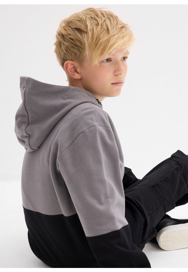 bonprix - Bluza z kapturem z czystej bawełny organicznej. Typ kołnierza: kaptur. Kolor: szary. Materiał: bawełna. Wzór: napisy, nadruk
