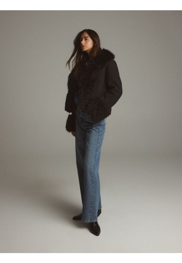 Reserved - Kurtka ze sztucznym futerkiem - czarny. Kolor: czarny. Materiał: futro