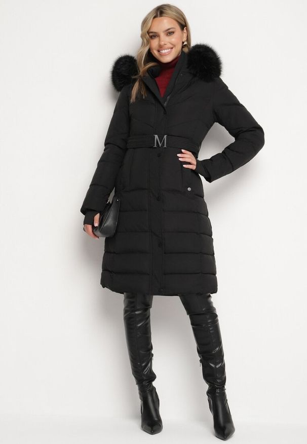 Born2be - Czarna Kurtka o Długim Fasonie z Paskiem i Odpinanym Futerkiem Delathra. Okazja: do pracy, na co dzień. Kolor: czarny. Materiał: futro. Długość: długie. Styl: klasyczny, casual, elegancki