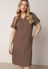Born2be - Brązowa Wiskozowa Sukienka o Pudełkowym Kroju z Dekoltem V z Guzikami Berborin. Okazja: na co dzień, do pracy. Kolekcja: plus size. Kolor: brązowy. Materiał: wiskoza. Typ sukienki: proste, dla puszystych. Styl: casual, klasyczny #1