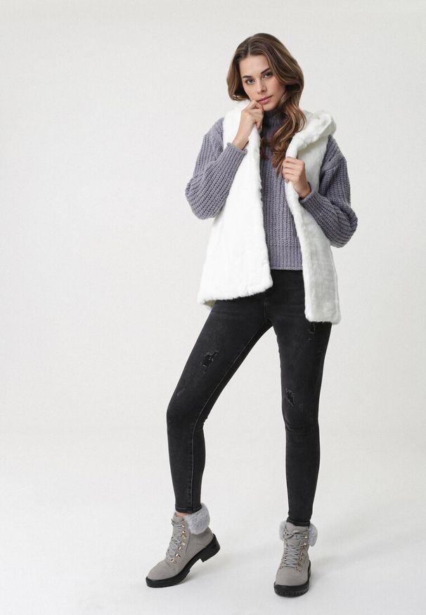 Born2be - Biała Kamizelka ze Sztucznego Futerka Correspondent. Typ kołnierza: kaptur. Kolor: biały. Materiał: futro. Długość: długie. Styl: elegancki