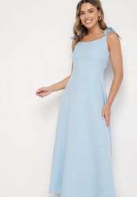 Born2be - Niebieska Rozkloszowana Sukienka z Wiskozą Ozdobiona Wiązaniem Nilamia. Kolor: niebieski. Materiał: wiskoza. Długość rękawa: na ramiączkach. Wzór: aplikacja. Typ sukienki: kopertowe. Styl: klasyczny, elegancki