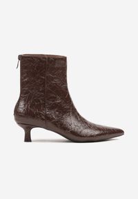 Born2be - Brązowe Botki Vices na Obcasie Typu Kaczuszka z Tłoczeniem Zaimea. Okazja: na co dzień. Kolor: brązowy. Obcas: na obcasie. Styl: klasyczny, casual, elegancki. Wysokość obcasa: średni #4