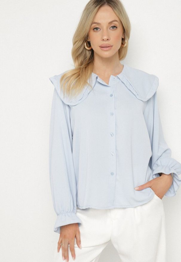 Born2be - Jasnoniebieska Koszula z Ozdobnym Kołnierzykiem i Falbankami Emilarae. Okazja: na co dzień, na spotkanie biznesowe. Typ kołnierza: kołnierz z falbankami. Kolor: niebieski. Materiał: jeans. Długość rękawa: długi rękaw. Długość: długie. Styl: casual, biznesowy, elegancki
