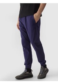 4f - Spodnie casual joggery męskie - granatowe. Kolor: niebieski. Materiał: materiał, bawełna, tkanina, elastan. Wzór: jednolity