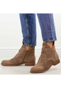 Coffee zamszowe ażurowe botki damskie S.Barski 8009. Okazja: na co dzień. Nosek buta: okrągły. Szerokość cholewki: normalna. Wzór: ażurowy. Materiał: zamsz. Sezon: wiosna, jesień, lato. Obcas: na obcasie. Styl: casual, elegancki, klasyczny. Wysokość obcasa: niski #1