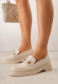 Born2be - Beżowe Klasyczne Mokasyny VICES z Elegancką Aplikacją i Skórzaną Wkładką Anatope. Okazja: na co dzień, na spotkanie biznesowe, do pracy. Kolor: beżowy. Materiał: skóra. Wzór: aplikacja. Styl: elegancki, klasyczny #1