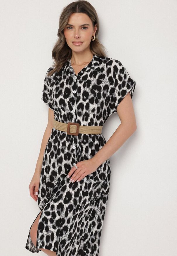 Born2be - Szaro-Czarna Bawełniana Sukienka o Koszulowym Kroju z Kieszeniami w Panterkę Iffanea. Okazja: na randkę, na spacer, na co dzień. Kolor: szary. Materiał: bawełna. Długość rękawa: krótki rękaw. Wzór: motyw zwierzęcy. Typ sukienki: koszulowe. Styl: casual, elegancki