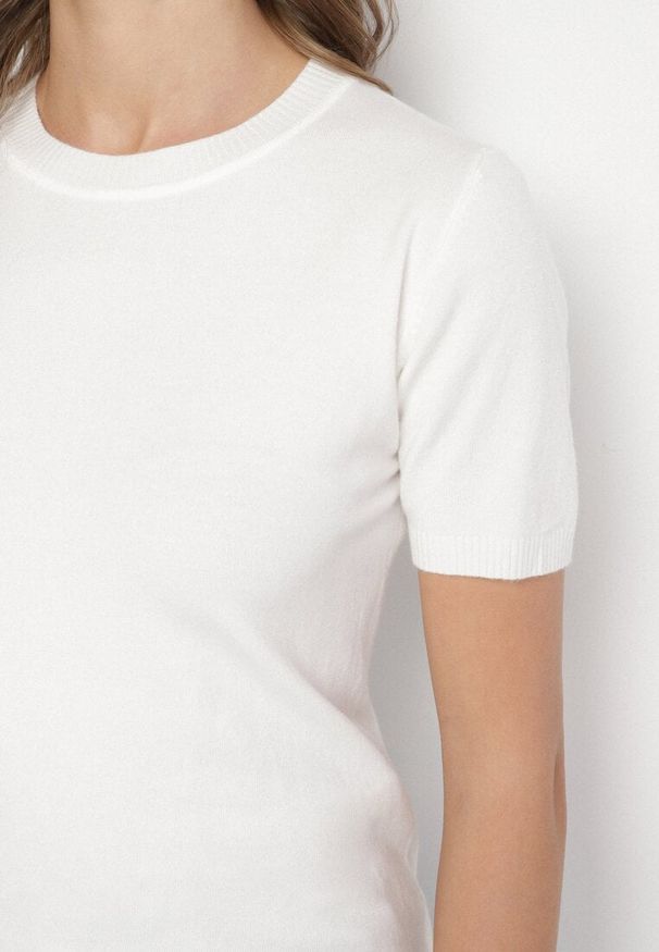 Born2be - Biały Sweter z Ozdobnymi Ściągaczami Sanarella. Okazja: na co dzień. Kolor: biały. Materiał: jeans. Wzór: aplikacja. Styl: casual, elegancki