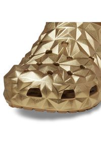 Crocs Klapki Cls Metallic Geometric Clog 210002 Złoty. Kolor: złoty #2