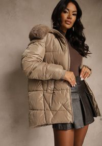 Renee - Beżowa Pudełkowa Kurtka z Pikowanymi Przeszyciami i Kapturem z Futerkiem Vebina. Typ kołnierza: golf. Kolor: beżowy. Materiał: futro. Styl: elegancki #5