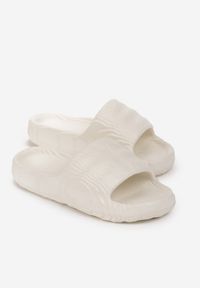 Born2be - Białe Piankowe Klapki na Grubej Podeszwie Aplia. Okazja: na co dzień. Kolor: biały. Styl: casual, wakacyjny #3