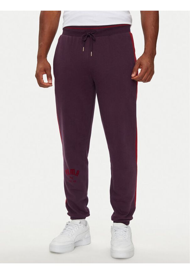 Puma Spodnie dresowe T7 PLAY.PARIS 626768 44 Bordowy Regular Fit. Kolor: czerwony. Materiał: bawełna, materiał
